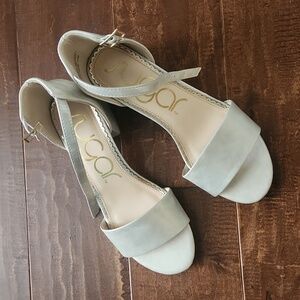 Women's size 6m Sugar Noelle sandal, ankle strap, silver/gold